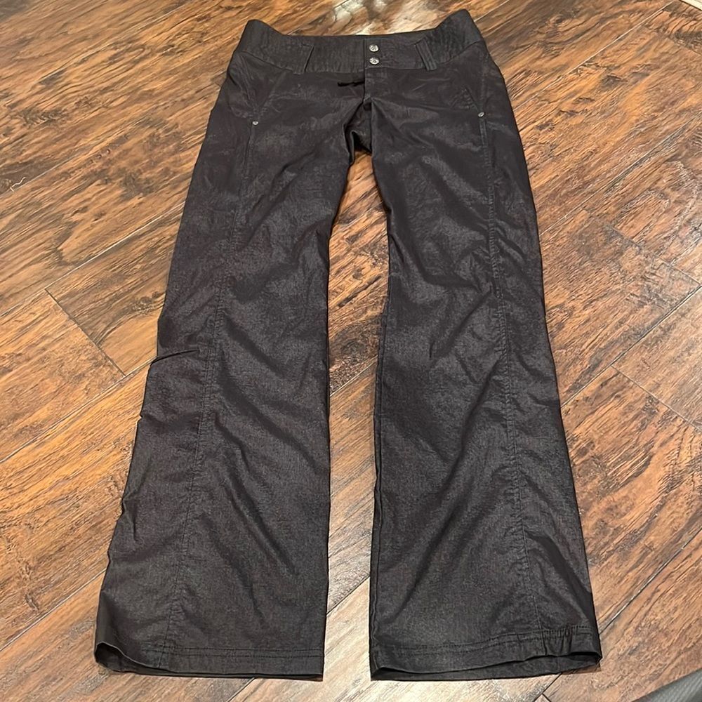 Athleta grey casual hiking pants size 2 in EUC snap button closure flap pockets